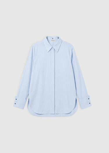 Chemise bleu ciel femme chic Aurore – double poignets, boutons nacre, patte cachée