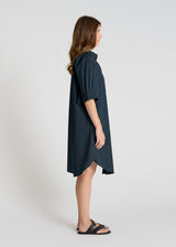 Robe chemise longue bleu nuit femme, coupe fluide moderne, base arrondie - Vue de profil Amaryllis