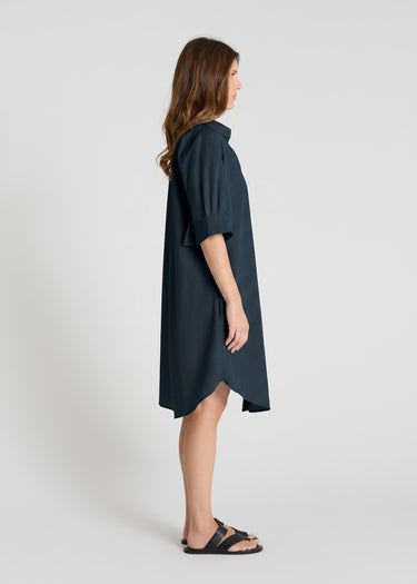 Robe chemise longue bleu nuit femme, coupe fluide moderne, base arrondie - Vue de profil Amaryllis