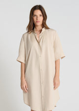 Détail robe Amaryllis beige sable popeline stretch col montant ouvert fente manche graphique