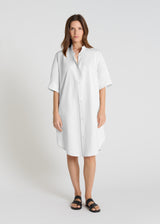 Robe chemise femme Amaryllis blanc optique popeline col montant V manches courtes fendues