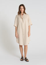 Robe chemise femme Amaryllis beige sable popeline col montant V manches courtes fendues