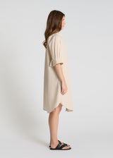 Robe Amaryllis beige sable portée robe chemise femme popeline fluide moderne élégante