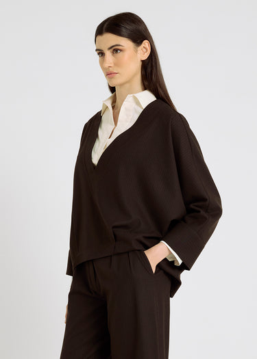 Top rayé Andre R choco – flanelle souple, col V, idéal en superposition sur chemise