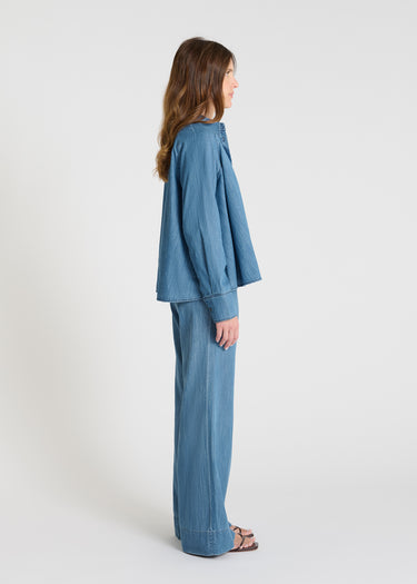 Détail chemise Anemone bleu indigo surpiqûres denim patte boutonnée poignets raffinés