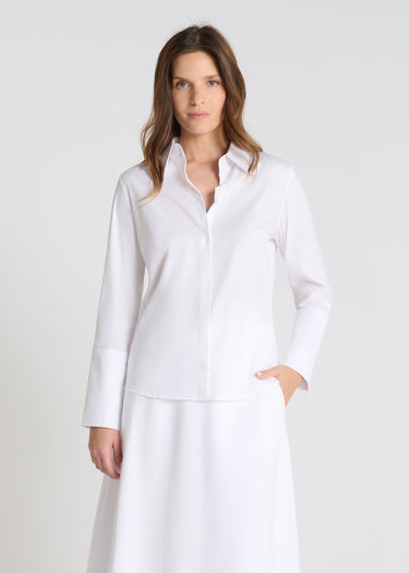 Chemise blanche Antonia femme, vue de profil, popeline de coton stretch, poignets boutonnés, silhouette structurée chic
