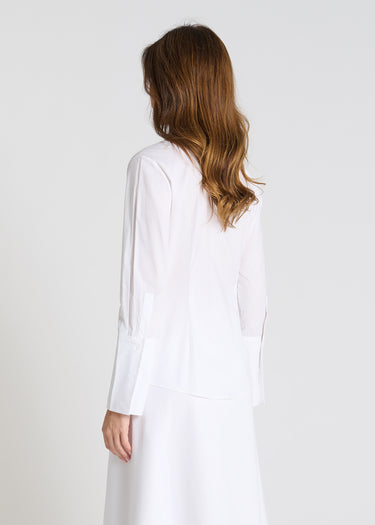 Détail chemise blanche Antonia, boutons nacre naturelle, poignets larges boutonnés, popeline de coton stretch pour femme