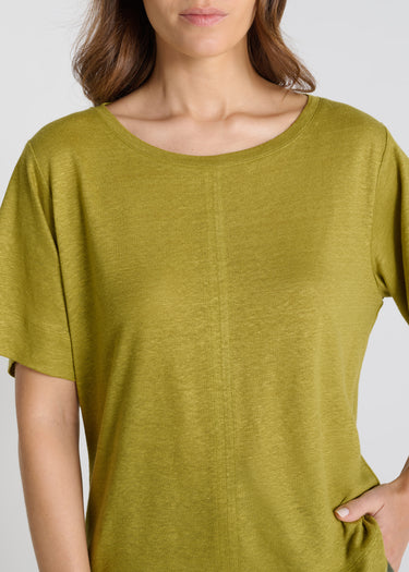 Détail t-shirt Aubino vert olive jersey lin couture apparente devant dos texture chinée naturelle