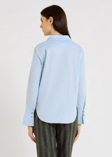 Chemise Beatrix bleu polaire – découpe dos, base arrondie, chemise femme intemporelle