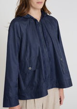Blouson chic femme bleu marine Blossom, capuche liens gros grain, style contemporain