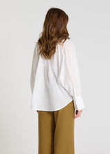Blouse femme blanche voile de coton vue de dos découpe froncée aérienne