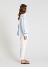 Détail chemise Dahlia bleu ciel boutons nacre gravés patte boutonnage poignets fendus