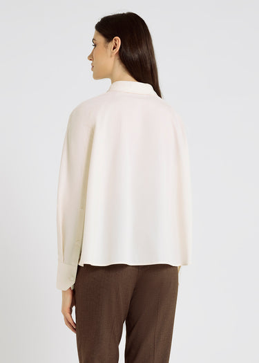 Image 3 : Chemise femme ivoire coupe courte, manches longues resserrées poignet bouton, tissu popeline léger – Dezba