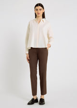Image 1 : Chemise blanche femme en coton popeline, coupe courte évasée, manches longues chauve-souris, boutons nacre – Dezba ivoire