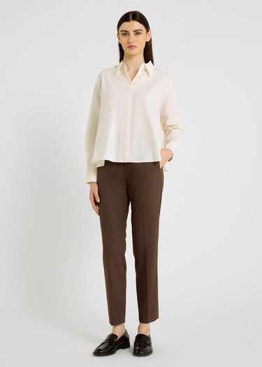 Image 1 : Chemise blanche femme en coton popeline, coupe courte évasée, manches longues chauve-souris, boutons nacre – Dezba ivoire