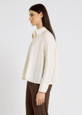 Image 2 : Chemisier blanc femme chic, coupe évasée volume dos, patte boutonnage cachée, popeline coton – Dezba ivoire