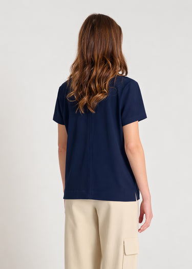 T-shirt col V bleu marine femme, vue de dos, découpes structurantes, jersey coton lyocell doux et confortable