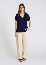 T-shirt col V bleu marine femme en jersey coton lyocell, vue de face, coupe fluide et manches courtes