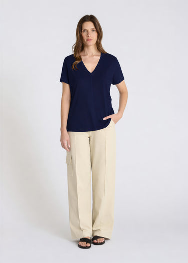 T-shirt col V bleu marine femme en jersey coton lyocell, vue de face, coupe fluide et manches courtes
