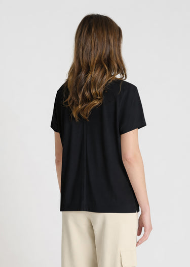 T-shirt col V femme noir Emilion, vue latérale montrant la coupe droite fluide et les fentes côtés, jersey premium