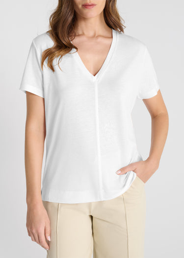 Débardeur blanc femme col V en jersey coton, détail des découpes avant, manches courtes, style chic décontracté
