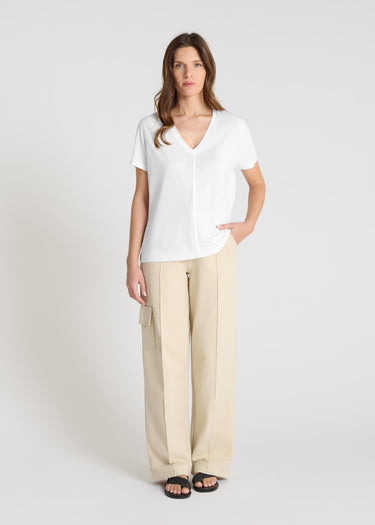 T-shirt blanc col V femme en coton lyocell, vue de face, coupe fluide et élégante avec découpes structurantes