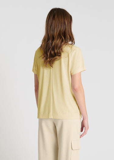 T-shirt femme jaune col V en coton lyocell, vue de profil, style décontracté chic - Emilion