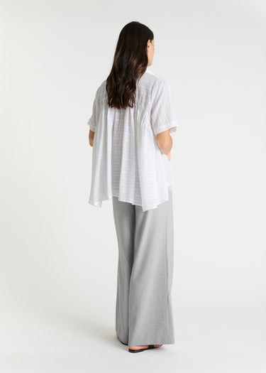 Blouse blanche femme Eshal – col boutonné nacre, manches courtes, coupe évasée