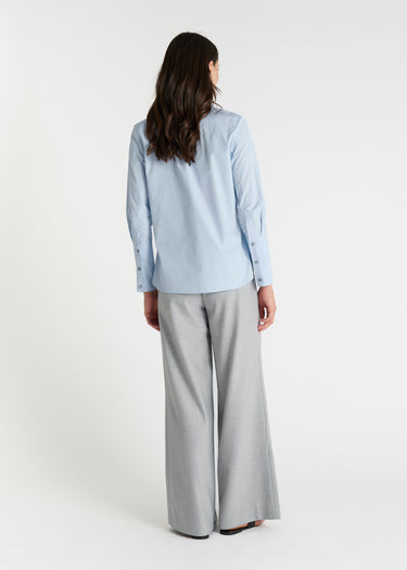 Chemise Fedora bleu ciel portée chemise femme bleu ciel popeline coton plis dos fluides