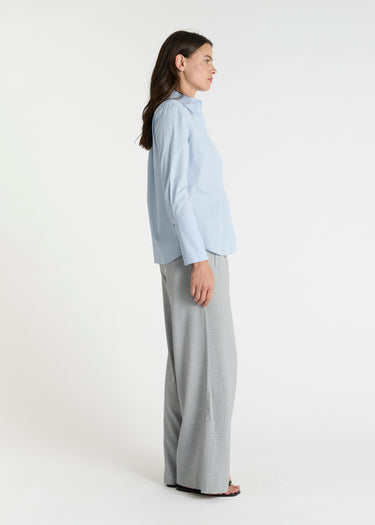 Détail chemise Fedora bleu ciel patte boutonnage dissimulée boutons nacre poignets longs