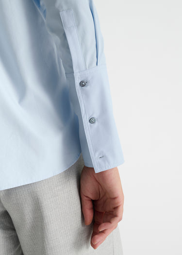Vue arrière chemise Fedora bleu ciel plis dos base arrondie fendue popeline coton