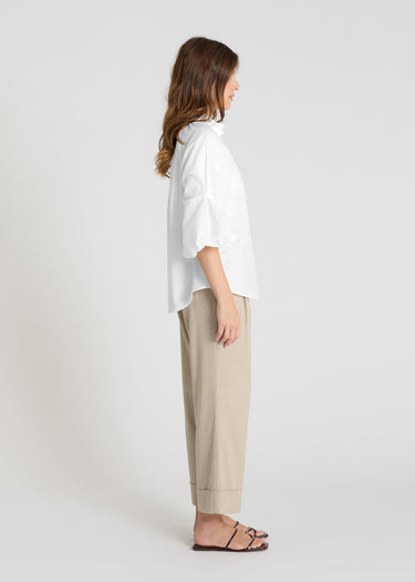 Blouse Fiza blanc optique – chemise blanche femme luxe, plis couchés, boutons nacre, manches ballon