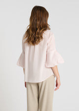 Détail col haut avec plis couchés et boutons nacre, blouse voile de coton rose - Fiza