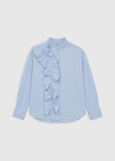 Chemise Gabrielle bleu ciel – col officier montant, volant piqué devant, coupe légèrement ample