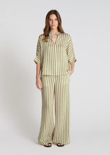 Blouse Gentiane kaki en voile rayé léger, col officier, manches courtes, coupe fluide pour femme chic