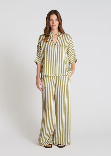Blouse Gentiane kaki en voile rayé léger, col officier, manches courtes, coupe fluide pour femme chic