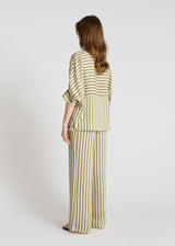 Détail blouse rayée femme kaki, rayures verticales et horizontales, voile léger, col officier ouvert en V