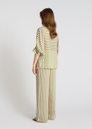 Détail blouse rayée femme kaki, rayures verticales et horizontales, voile léger, col officier ouvert en V