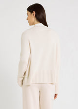 Pull femme blanc cassé en mérinos – coupe droite, col V, emmanchure raglan, Graham off white