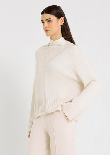 Pull Graham off white – laine mérinos 100%, nervure milieu devant, poignets bord-côte retournés