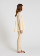 Chemise Iberis jaune portée chemise rayée femme coton coupe fluide dos long structuré