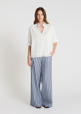 Blouse Iris blanc optique, chemisier femme voile de coton avec col mao et manches courtes froncées, vue de face