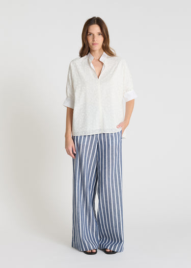 Blouse Iris blanc optique, chemisier femme voile de coton avec col mao et manches courtes froncées, vue de face