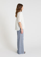 Blouse Iris blanc optique, chemisier femme col mao avec décolleté en V et poignets en voile uni, vue de profil