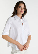Détail chemise blanche Isabella, boutons nacre naturelle, popeline de coton premium, finitions soignées pour femme chic