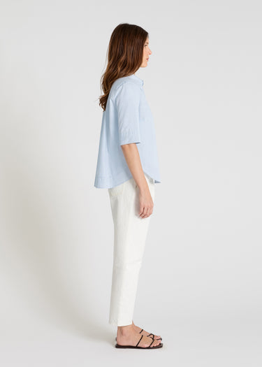 Détail col chemise popeline bleu ciel, boutons nacre dissimulés, finition élégante - Isabella
