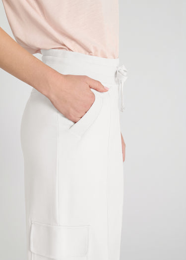 Jogging large blanc femme Jivoe – détail poche côté, tissu molleton doux coton élasthanne
