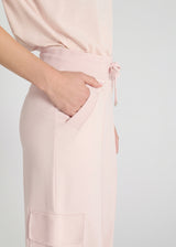 Jogging large rose femme Jivoe – détail poche côté, tissu molleton doux coton élasthanne