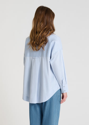 Vue arrière chemise coton bleu ciel, découpe dos structurante, base arrondie - Karla