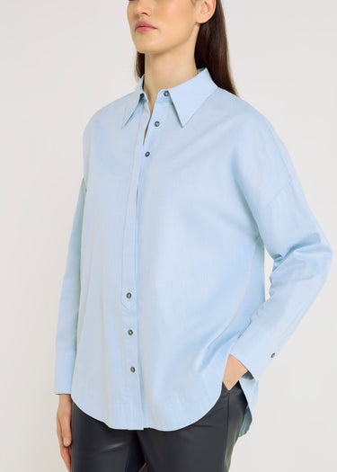 Chemise femme bleu ciel chic oversize – coupe droite, chemise bleu ciel femme, tenue chic, Karla